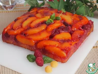 Перевернутый персиковый пирог с малиной