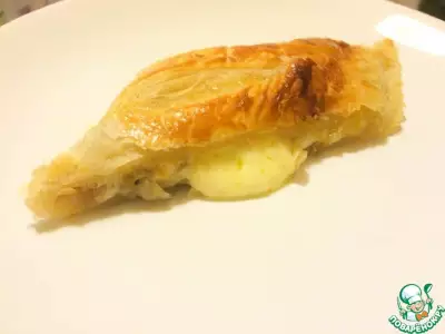 Пирог-рулет из слоеного теста с луком и сыром