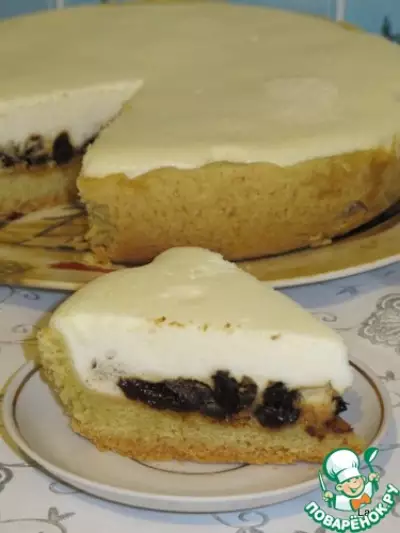 Пирог с черносливом в мультиварке