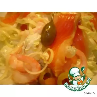 Салат из пекинской капусты с лососем и креветками
