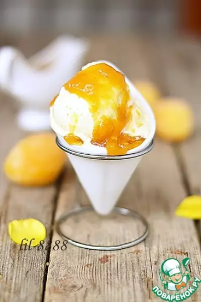 Сливочное мороженое с абрикосовой карамелью