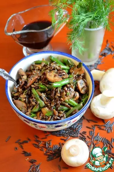 Теплый салат с рисом, грибами и фасолью