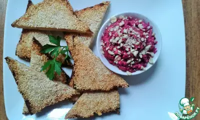 Креветочные тосты с кунжутом и свекольным салатом