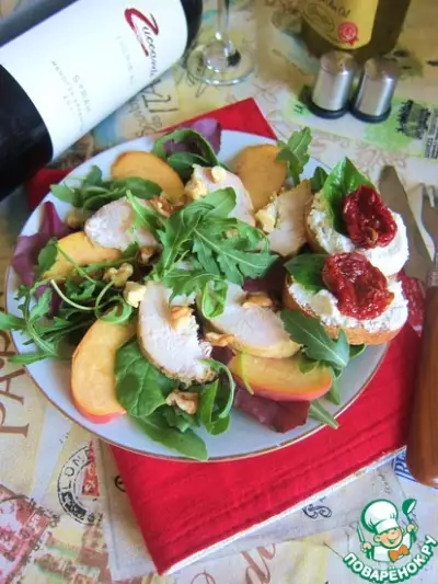 Салат с курицей и персиками в итальянском стиле