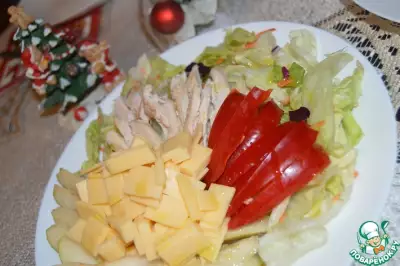 Салат с грушей, сыром и курицей
