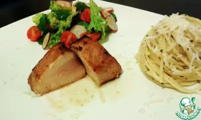 Сочный стейк из тунца средней прожарки медиум с пастой и салатом