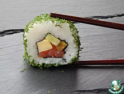 Роллы маки-суши с семгой и омлетом