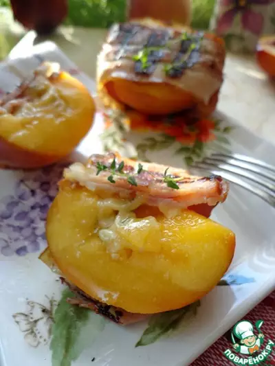 Персики-гриль с сыром и беконом
