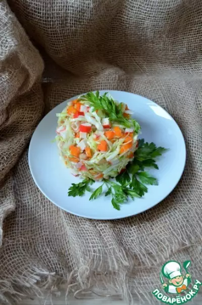 Салат овощной с крабовыми палочками