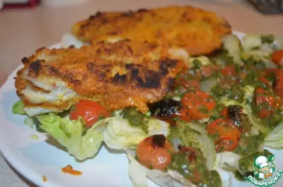 Рыба в панировке с теплым салатом из помидоров