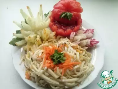 Домашняя лапша с овощами и домашним соусом