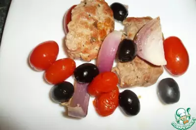 Мясо с маслинами и помидорами черри