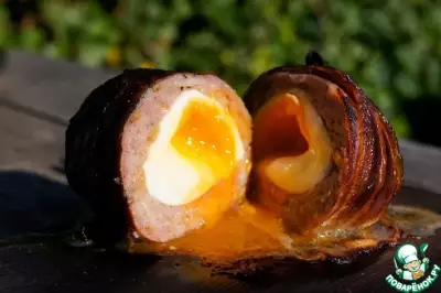Яйцо по-шотландски, запечённое в фарше и беконе