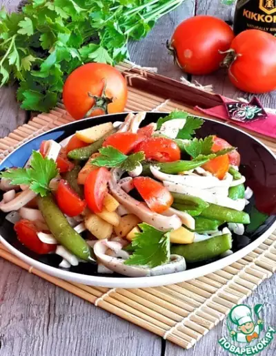 Горячий салат из кальмаров с овощами