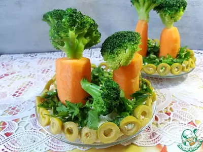 Сырно овощной салат сад на тарелке