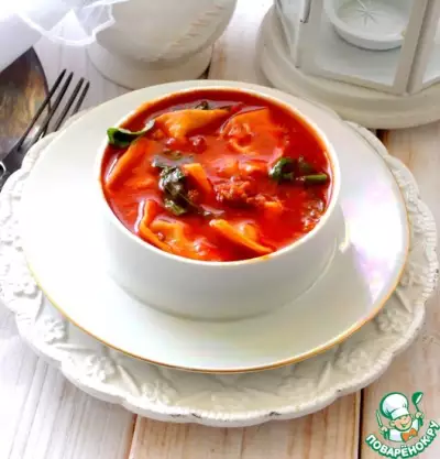 Итальянский томатный суп с тортеллини и шпинатом