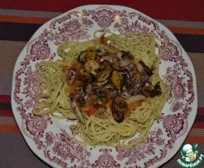 Спагетти с морепродуктами и томатно-луковым соусом