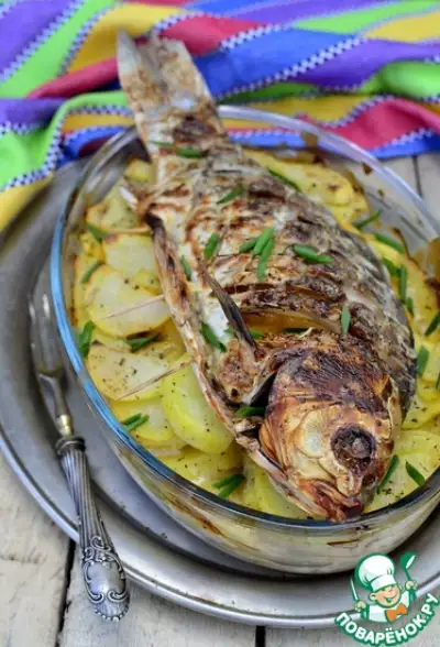 Рыба с картофелем, запеченные под соусом