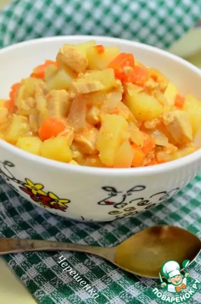 Картофель с курицей и овощами в мультиварке