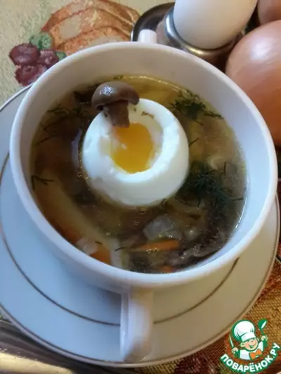 Суп из соленых волнушек с яйцом всмятку
