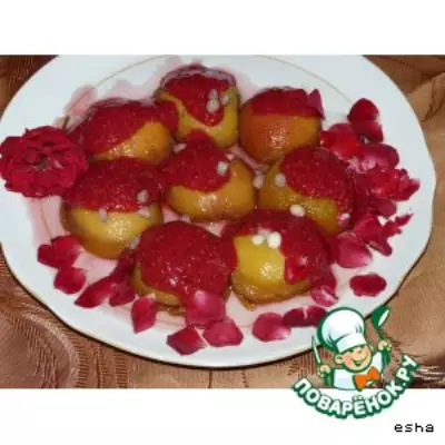 Персики в лепестках роз