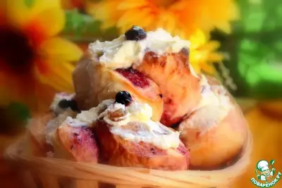 Смородиновые булочки под сырным кремом