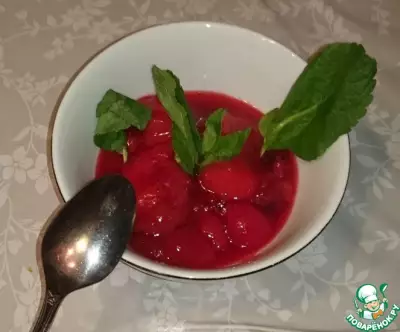 Простой десерт из клубники и вишни