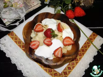 Десерт из лапши с клубникой