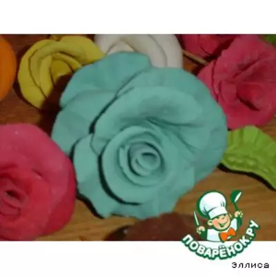 Розы из мастики