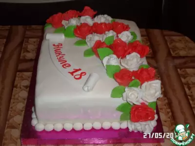 Торт с розами, украшенный мастикой