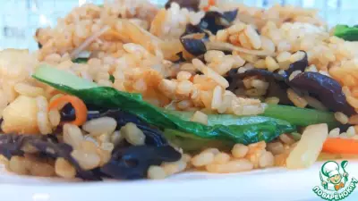 Жареный рис с говядиной и овощами