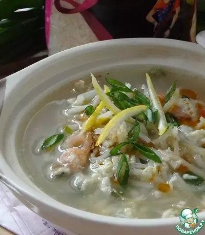 Суп с креветками, зеленым луком и яйцом