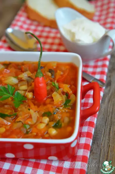 Острый томатный суп с грибами и бобовыми