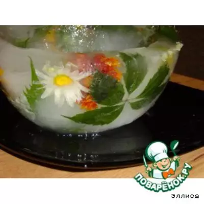 Ледяная чаша с живыми цветами