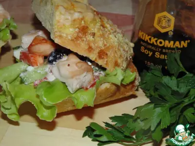 Куриный шашлык с салатом в сэндвиче