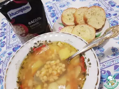 Суп с фасолью и чесночным багетом