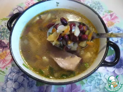Суп с фасолью и маринованными огурцами