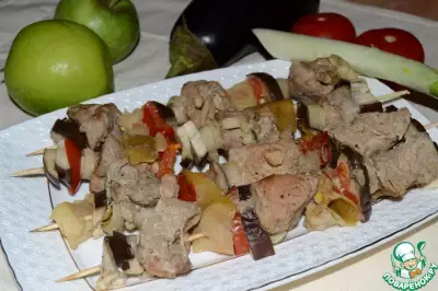 Шашлык из свинины с яблоком и овощами