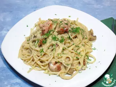 Спагетти в сливочном соусе с беконом и грибами