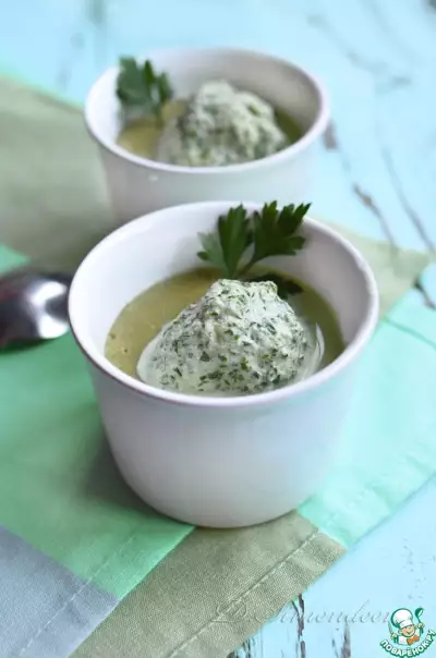 Крем-суп из шпината и порея с мороженым из петрушки