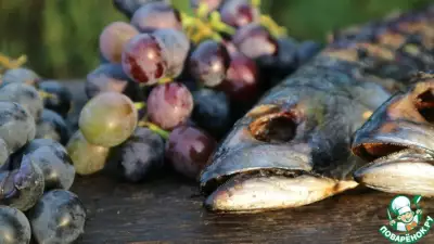 Скумбрия на гриле, фаршированная виноградом