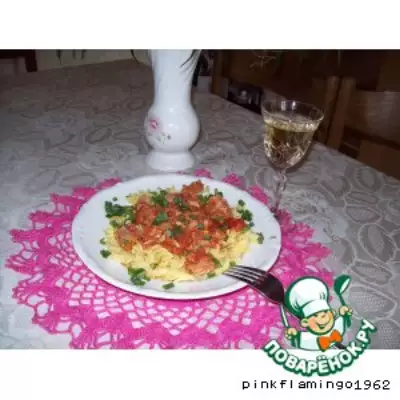 Томатен спагетти под нежным соусом с тунцом и каперсами
