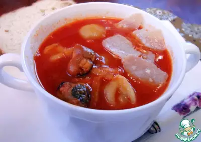 Суп томатный с пельменями и морскими гадами