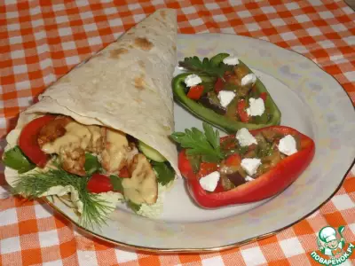 Разукрасим пикник вкусом: Домашний Чикен Ролл и салат “Пикник” под уникальным соусом от Blue Dragon