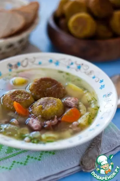 Суп с копчеными ребрышками и гороховыми фрикадельками