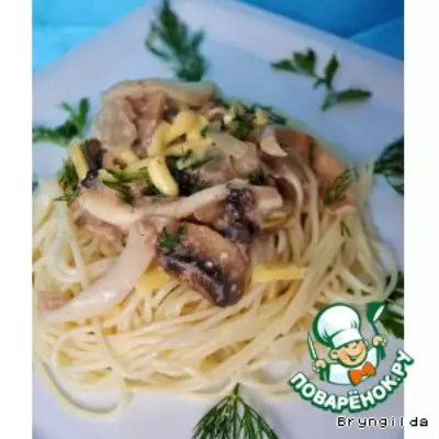 Спагетти с кальмарами в орехово-грибном соусе