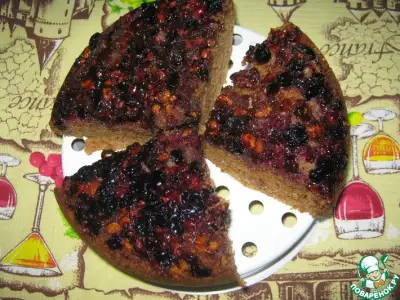 Пирог с ягодой и орехами в мультиварке