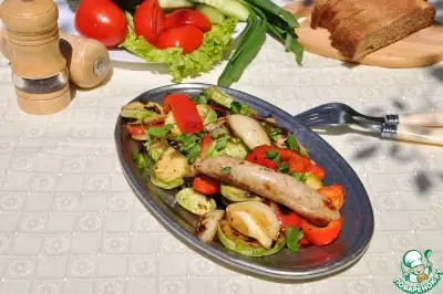 Салат-гриль из овощей и колбасок