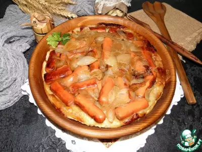 Пирог с колбасками и карамелизированным луком