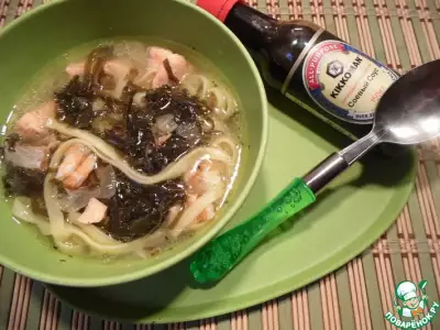 Тайский суп с яичной лапшой и лососем